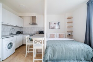 Tabla de planchar con plancha, wifi gratis y ropa de cama 