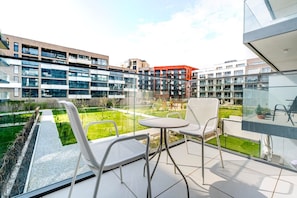 Outdoor dining - Blueground | Žižkov, balcony, free parking (PRG-101) (Prague)