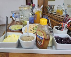 En frukostbuffé med ett varierat utbud av mat och tillbehör.