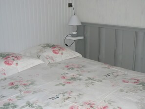 1 bedroom, iron/ironing board, bed sheets - Gite La Maison de l'Étang – A Charming Retreat in Nature (Sampigny)