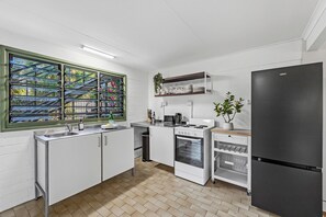Cafetera/tetera, refrigerador, microondas, horno