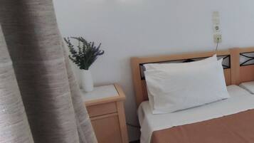 Classic-værelse med 2 enkeltsenge - balkon - udsigt til gårdsplads | Gratis minibar, skrivebord, arbejdsområde til bærbare computere