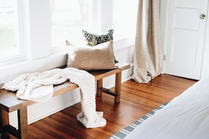 2 bedrooms, iron/ironing board, WiFi, bed sheets - The Doctor's Cottage -- 1 mile from Prisma Hospital, 2 miles from Downtown GVL (Greenville)