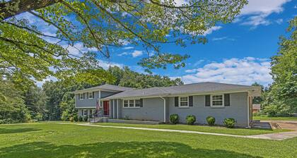Bethany Grove House A | Roomy Stay, Pool Access