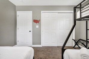 5 habitaciones, escritorio, tabla de planchar con plancha y wifi gratis 