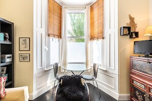 Interior - Charming Garden Flat in North Kensington (London)