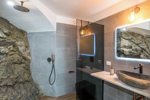 Shower, hair dryer, bidet, towels - Sant' Anna Deluxe, Menaggio (Nobiallo), Italy (Menaggio (Nobiallo))