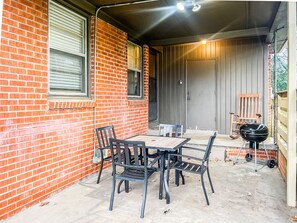 Outdoor dining - The Boswell Garden House | Spacious Stay w/ Yard (Huntsville)