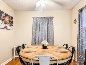 Dining - The Boswell Garden House | Spacious Stay w/ Yard (Huntsville)