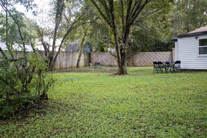 Outdoor dining - Oak Glen Oasis | Relaxing Stay w/ Outdoor Dining (Huntsville)