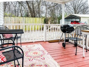 Outdoor dining - The Tiny House on Schiffman | Yard + Downtown (Huntsville)