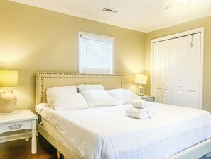 Room - The Tiny House on Schiffman | Yard + Downtown (Huntsville)