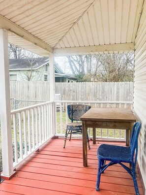 Outdoor dining - The Tiny House on Schiffman | Yard + Downtown (Huntsville)