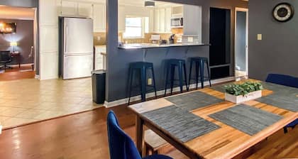 The Cardinal Place | Relaxing Stay Near Downtown