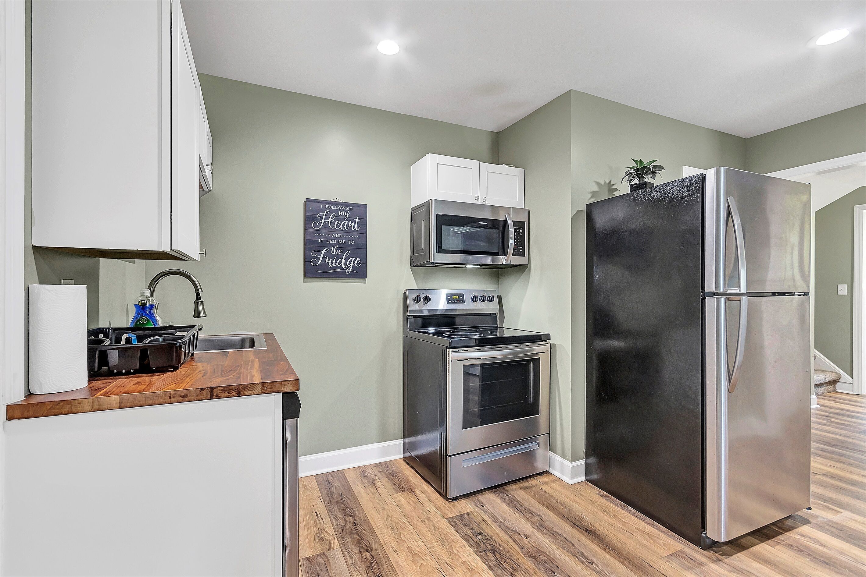 Réfrigérateur, four à micro-ondes, un four, surface de cuisson