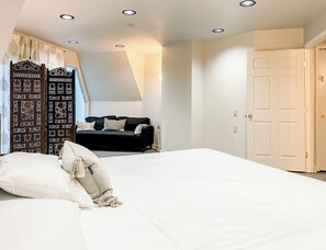 4 bedrooms, desk, iron/ironing board, free WiFi