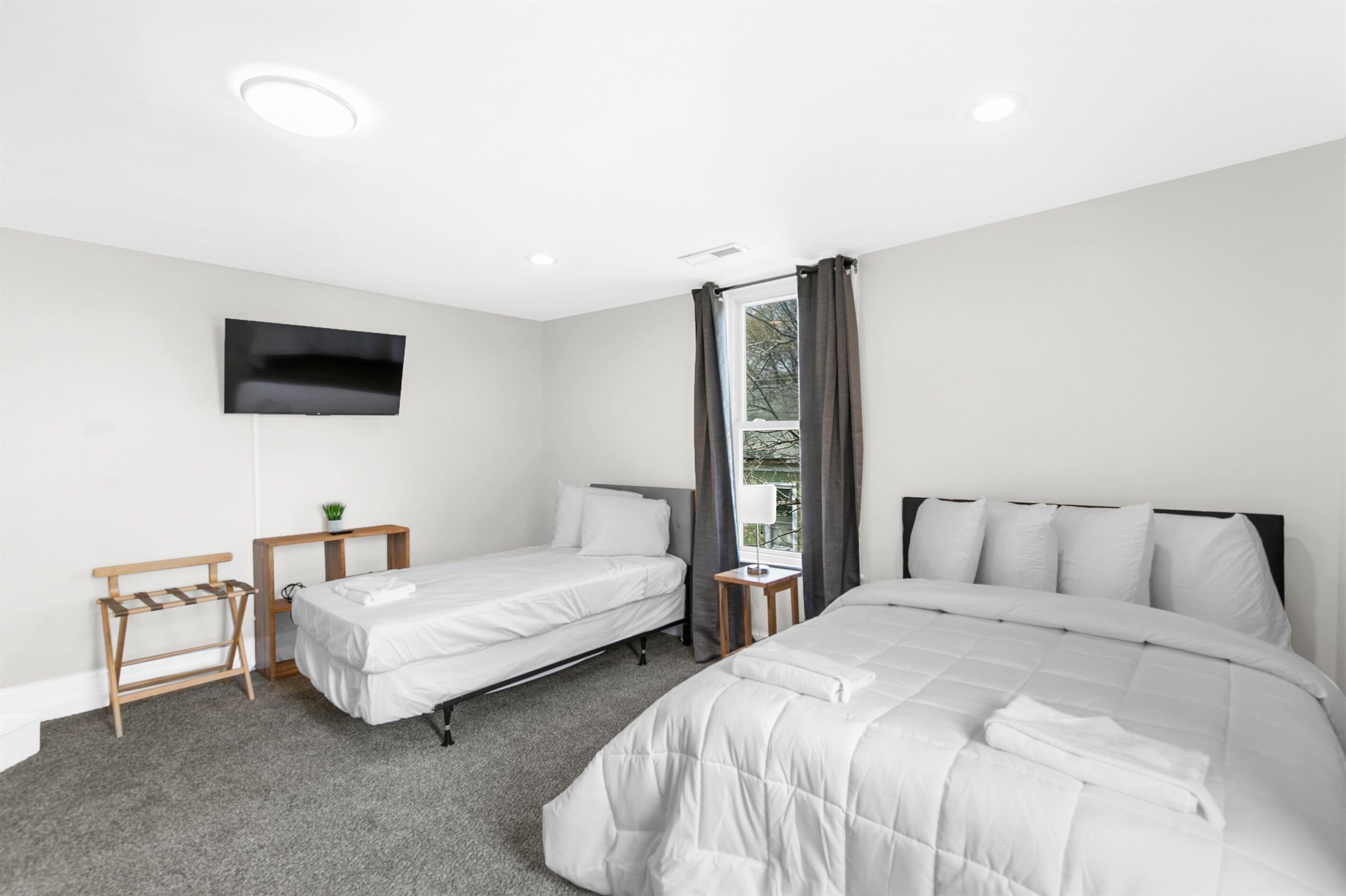5 bedrooms, desk, iron/ironing board, free WiFi