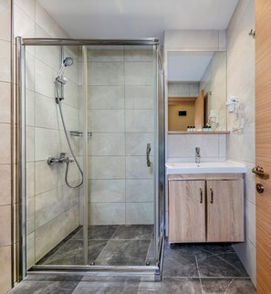 Trippelrum för familj - utsikt mot staden | Badrum