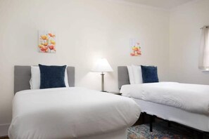 3 slaapkamers, een strijkplank/strijkijzer, reisbedje, gratis wifi