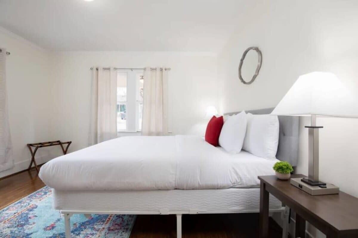 3 slaapkamers, een strijkplank/strijkijzer, reisbedje, gratis wifi
