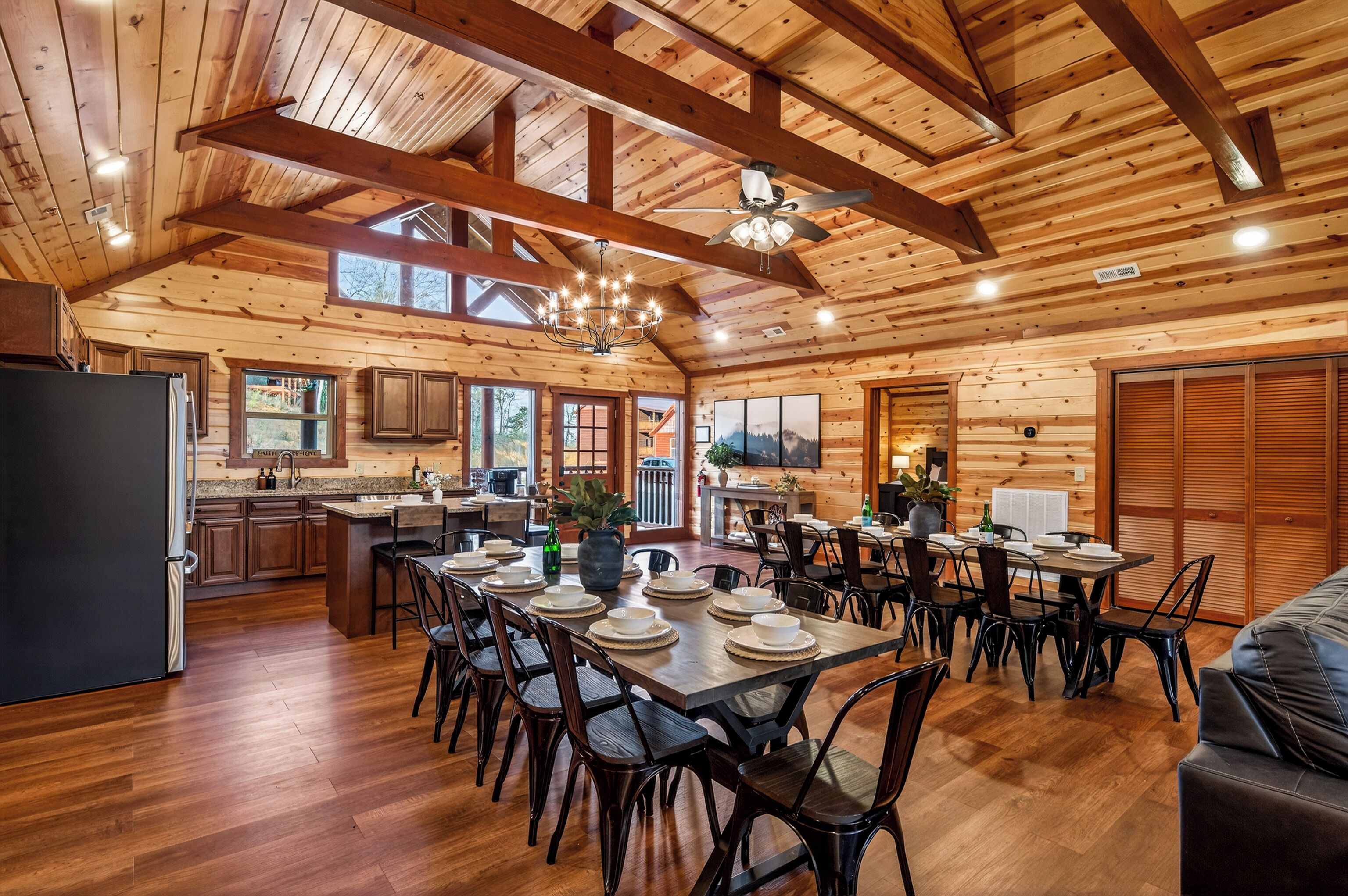 Superior Cabin, Mountain View | In-room dining