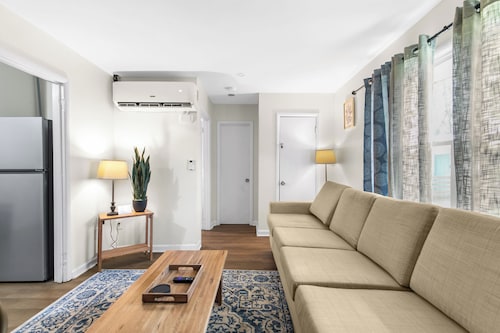 Norwood Seven Flat No. 3- Easy Downtown Access