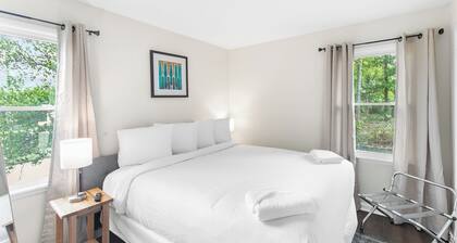 Norwood Seven Flat No. 5 -City Stay/King Bed/WiFi