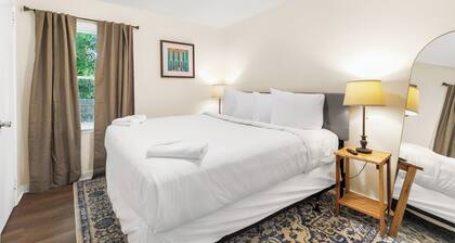 Norwood Seven Flat No. 6 -Convenient/King Bed/WiFi