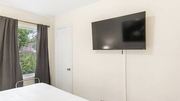 2 bedrooms, iron/ironing board, free WiFi, bed sheets
