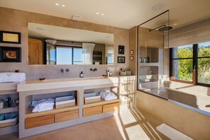 Shower, hair dryer, bidet, towels - Casa Tua – Iconic villa, sea & Saint-Paul views (Saint Paul de Vence)