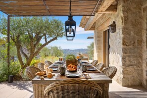 Outdoor dining - Casa Tua – Iconic villa, sea & Saint-Paul views (Saint Paul de Vence)