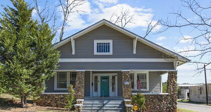 Ruffner Retreat House | Fenced Yard & Group Stay