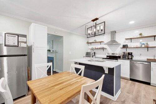 The 86th Street Retreat | Patio/King Bed/Groups