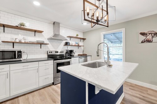 The 86th Street Retreat | Patio/King Bed/Groups
