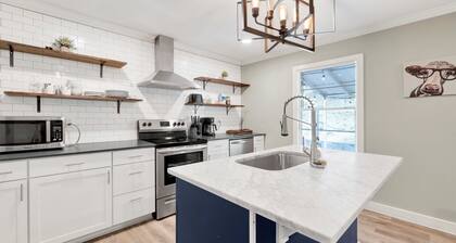 The 86th Street Retreat | Patio/King Bed/Groups