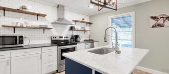 The 86th Street Retreat | Patio/King Bed/Groups