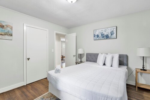 The 86th Street Retreat | Patio/King Bed/Groups