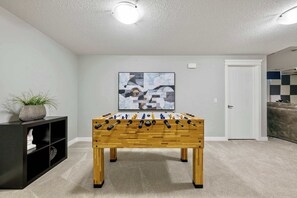 Game room - Silverado Getaway + Golf Sim/Theatre + EV Charger (Calgary)
