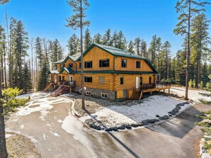 Outside Driveway - Moose Mansion + Hot Tub + Gym + Mountain Views (Bragg Creek)