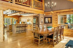 Kitchen & Dining