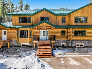 Front Door - Moose Mansion + Hot Tub + Gym + Mountain Views (Bragg Creek)