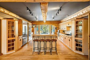 Kitchen & Dining