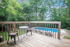 A wooden deck with a pool, surrounded by trees. - The Garden Park Escape: Pool/Patio/Groups/King Bed (Birmingham)