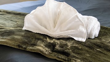 Un objecte blanc sobre una superfície rugosa.