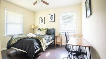 3 bedrooms, iron/ironing board, WiFi (free), bed sheets