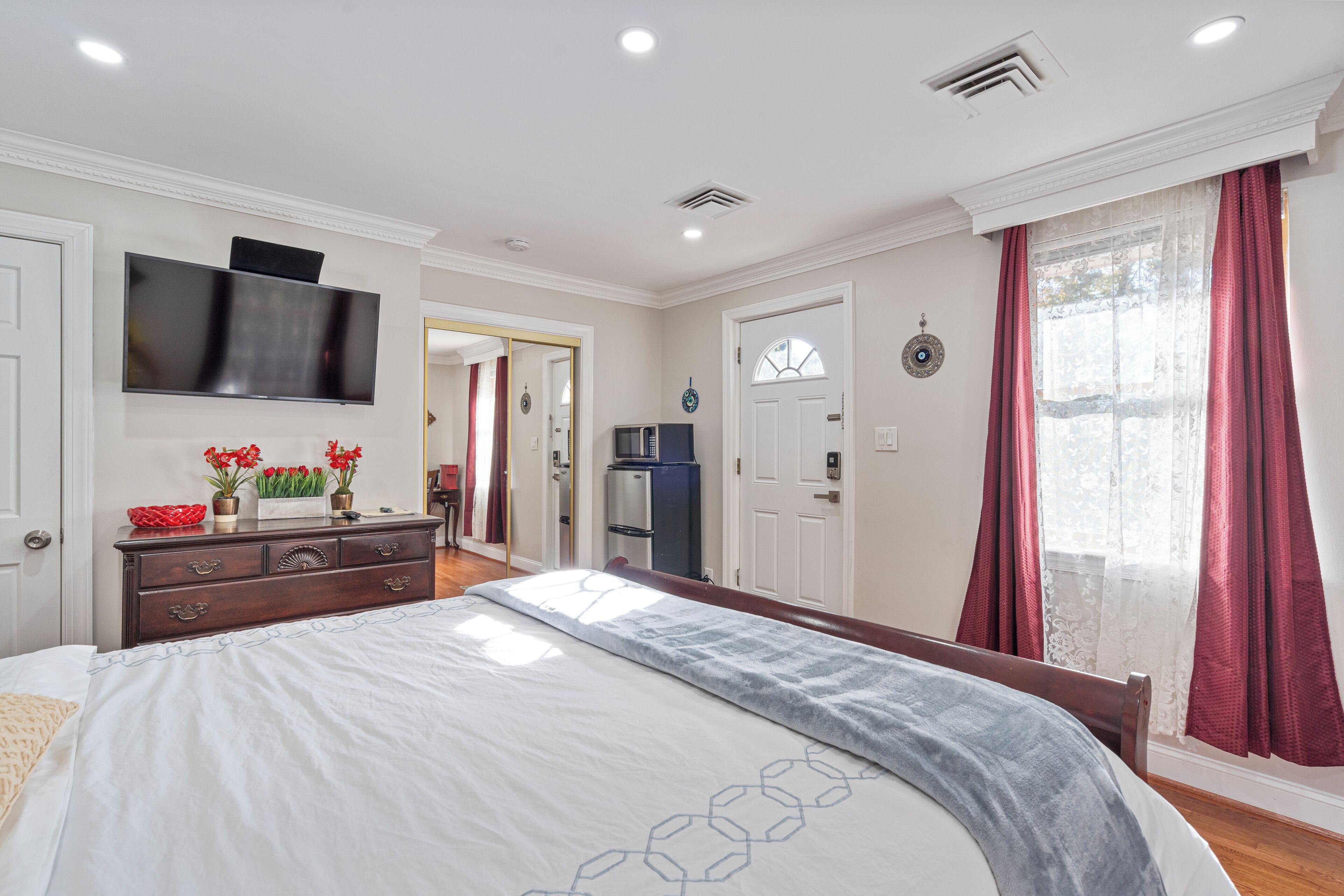 1 bedroom, bed sheets