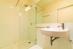 Shower, hair dryer, towels - Convento das Bernardas Lux T1 + 1 (Tavira)