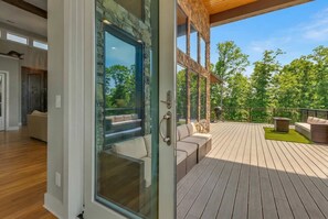 Ein modernes Interieur mit einem Glastür zu einer Terrass'.