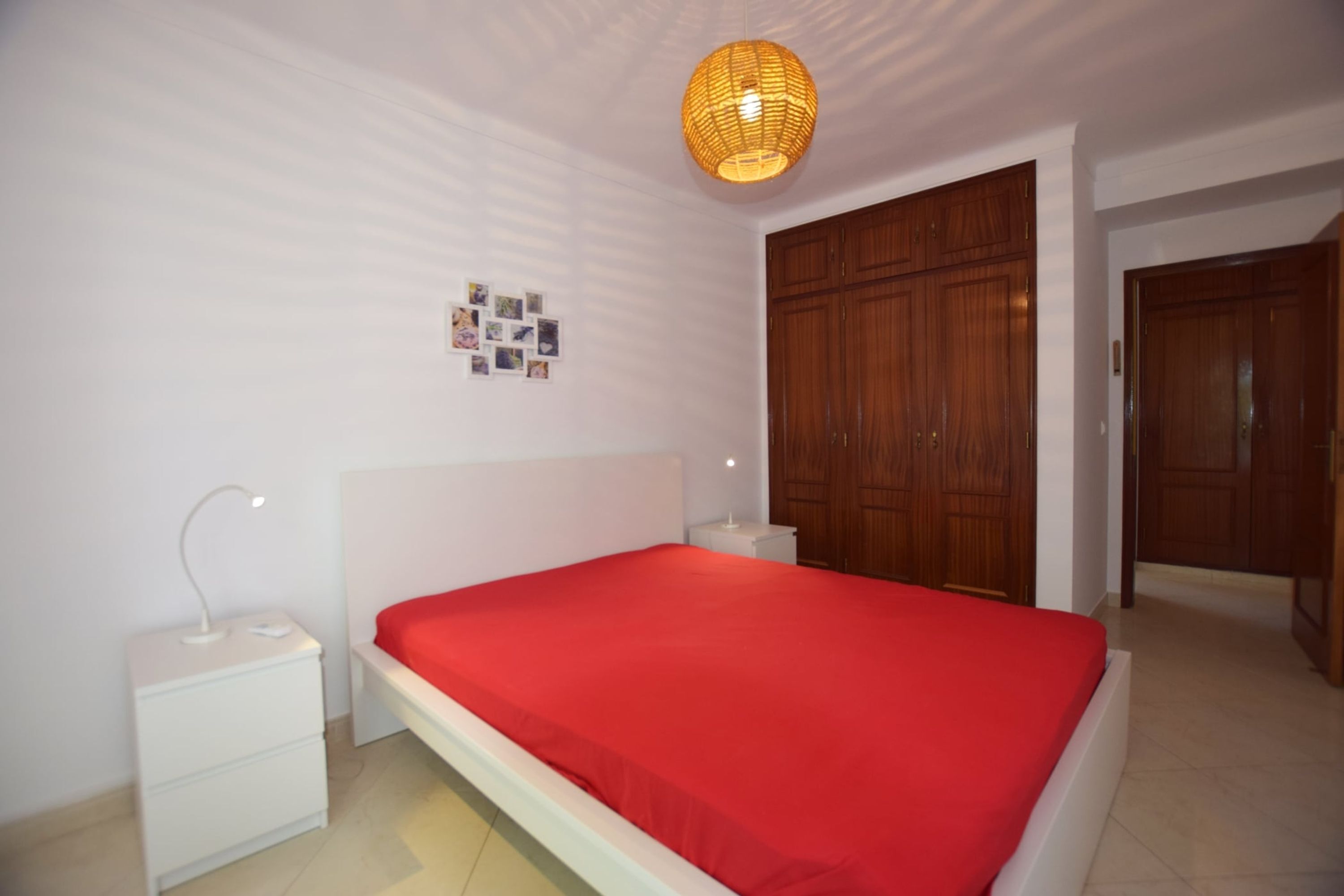 Tabla de planchar con plancha, wifi gratis y ropa de cama 