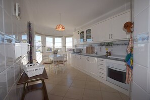 Fridge, microwave, oven, coffee/tea maker - Apartamento Alfarroba Com terraço vista Mar (Santa Luzia Tavira)